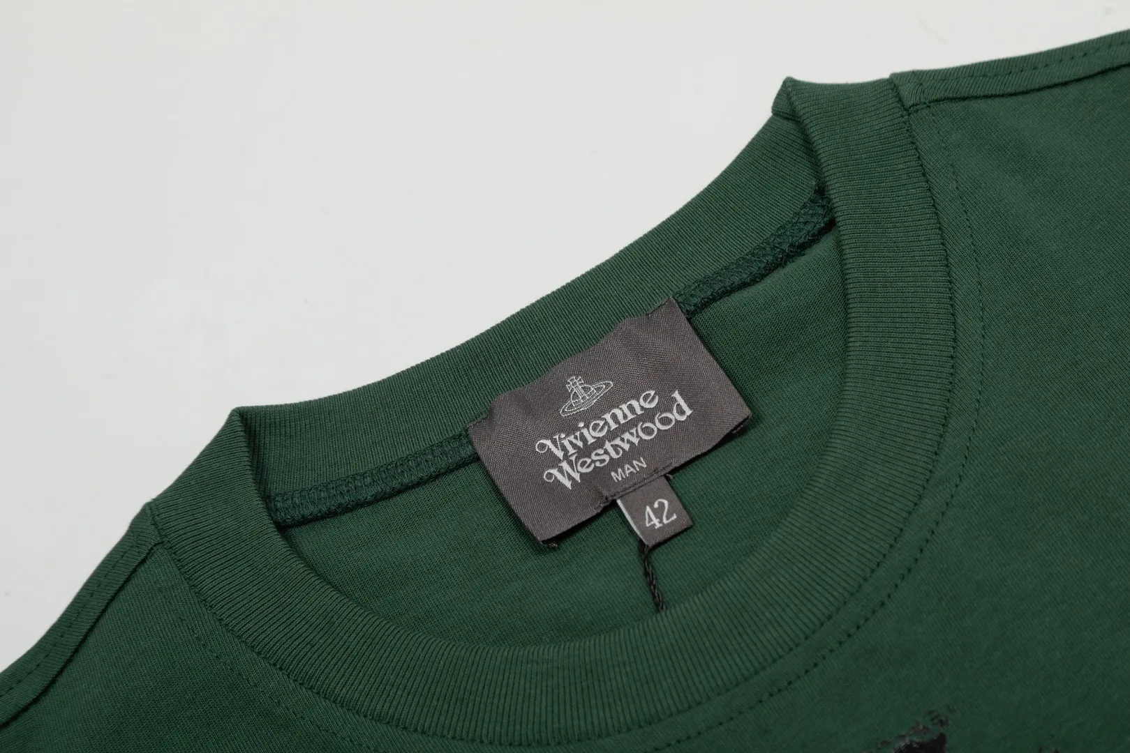 VIVI 143# "Exclusive style" vivienne west wood, Queen Mother of the West, Vivienne, Saturn silver retro short-sleeves. The new fabrics have been machine washed at high temperature + water twice. The only one in the entire network that achieves 0 shrinkage. The Solona thread is arranged. The threaded neckline does not deform. It is tight and dense. Comparisons are welcome. The full series of correct accessories. Every detail is completely restored and can be stretched directly.